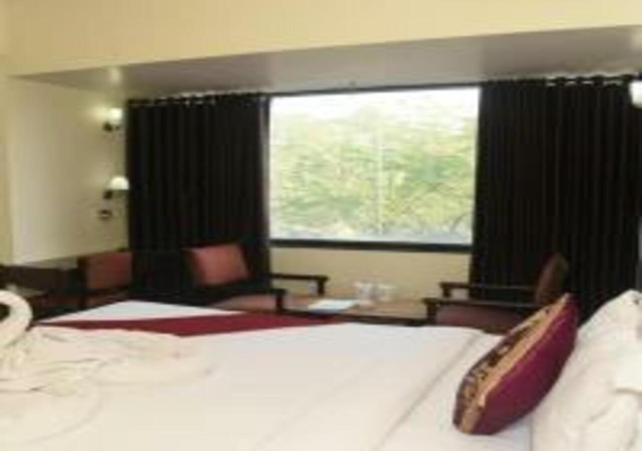 Hotel Rajhans International Bhāgalpur Buitenkant foto
